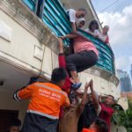 Peduli Banjir, Tim Baznas Bazis Tanggap Bencana DKI Jakarta Lakukan Evakuasi dan Berikan Bantuan Logistik