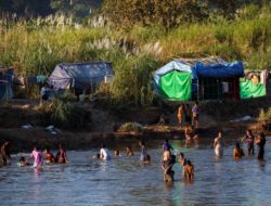 Hindari Perang di Myanmar, Ribuan Pengungsi Tinggal di Sepanjang Sungai Perbatasan Thailand